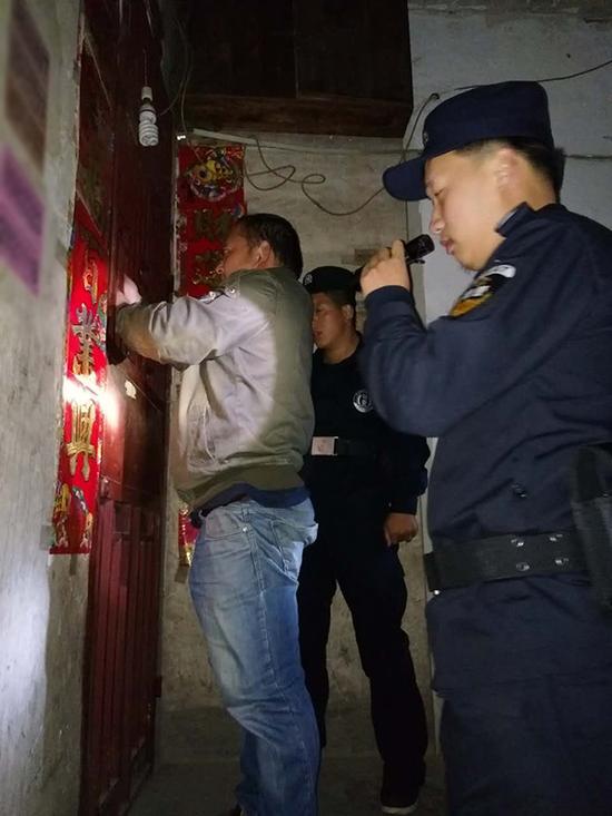 黑河粗心妈妈误将幼女锁家中 