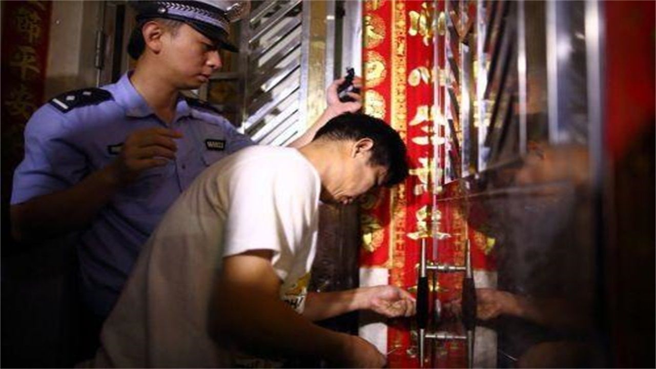 黑河请开锁师傅开了锁后，师傅